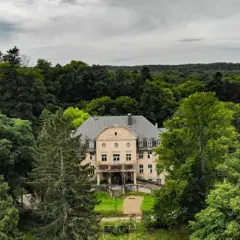 Zabytkowy pałac w Trzcinnie: historia, architektura i tajemnice