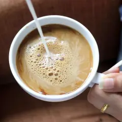 Kawa z mlekiem po francusku: odkryj sekrety idealnego café au lait