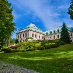 Pałac Odrowążów w Chlewiskach - historia, atrakcje i noclegi