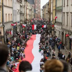 Dlaczego flaga biało czerwona? Odkryj jej znaczenie i historię