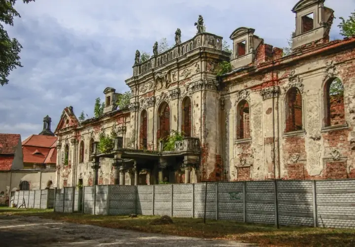 Pałac w Goszczu: odkryj jego fascynującą historię i architekturę