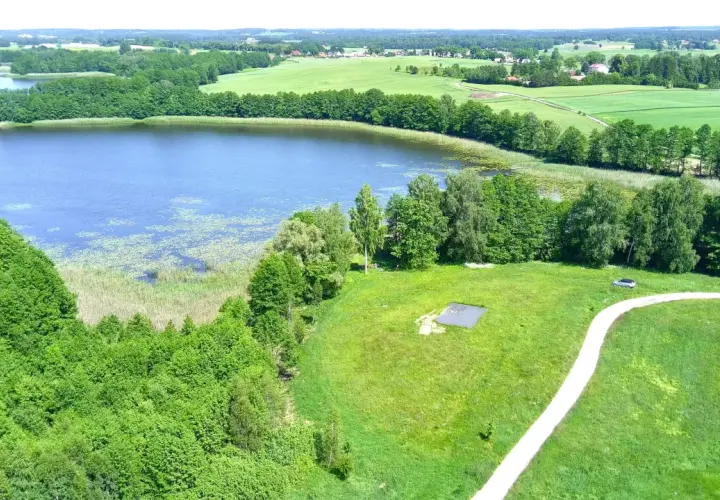 Działka nad jeziorem z linią brzegową Warmińsko-Mazurskie - idealne miejsce na relaks
