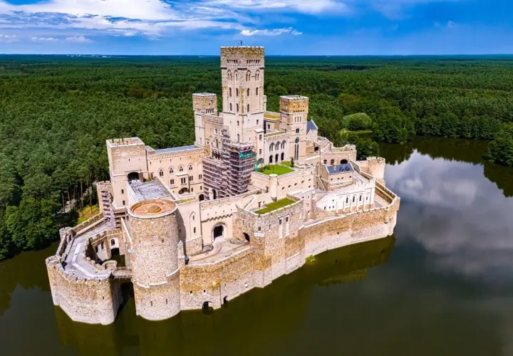 Nowy zamek w Polsce: kontrowersje, historia i architektura Stobnicy