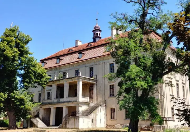 Pałac w Sokolnikach: Fascynująca historia i architektura czekają
