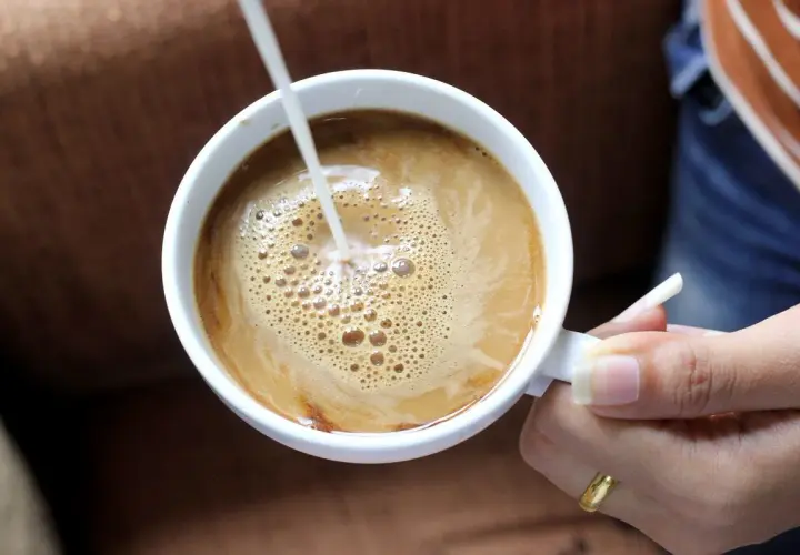 Kawa z mlekiem po francusku: odkryj sekrety idealnego café au lait
