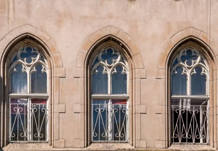 Pałac w Jędrzejowie: fascynująca historia i architektura czekają na Ciebie