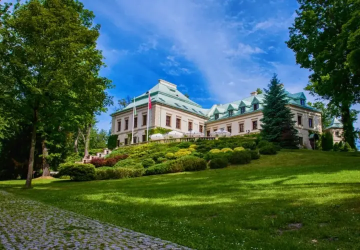 Pałac Odrowążów w Chlewiskach - historia, atrakcje i noclegi