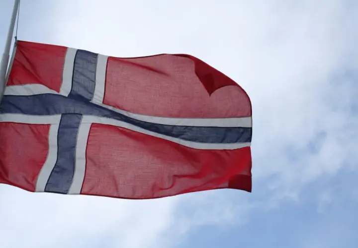 Jak wygląda flaga Norwegii? Odkryj jej kolory i znaczenie