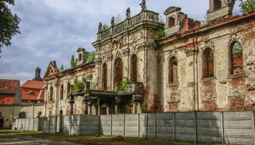 Pałac w Goszczu: odkryj jego fascynującą historię i architekturę