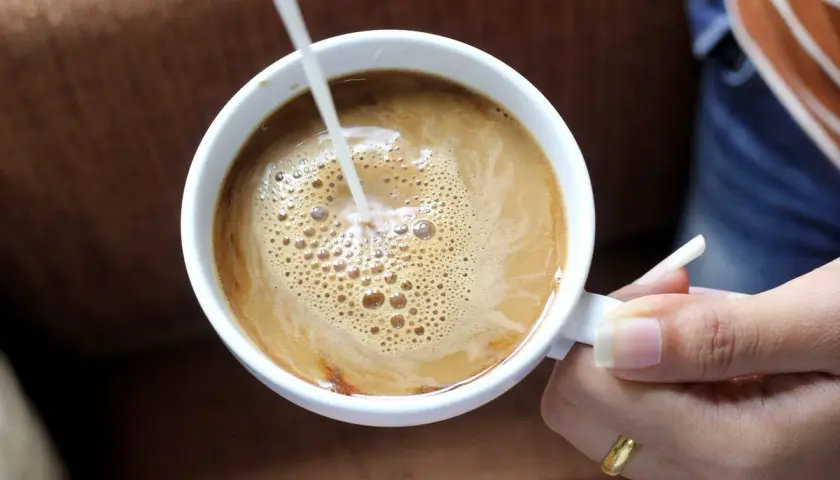 Kawa z mlekiem po francusku: odkryj sekrety idealnego café au lait
