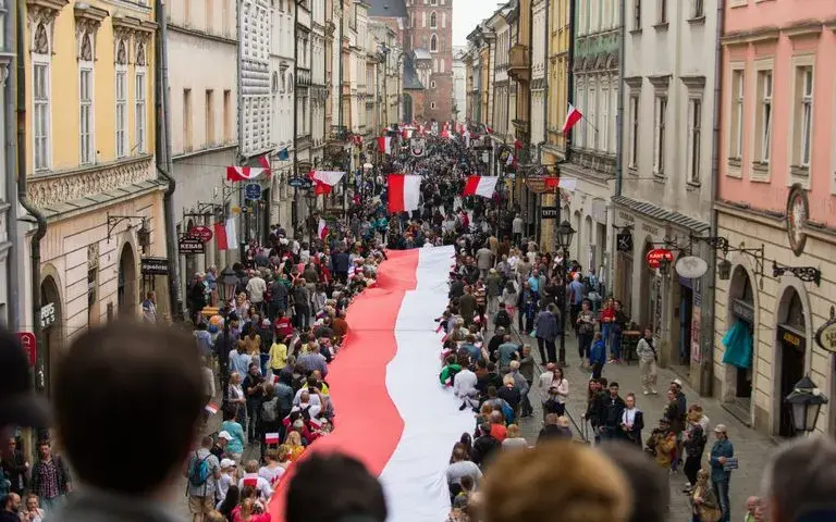 Dlaczego flaga biało czerwona? Odkryj jej znaczenie i historię