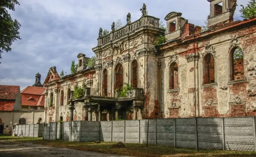 Pałac w Goszczu: odkryj jego fascynującą historię i architekturę