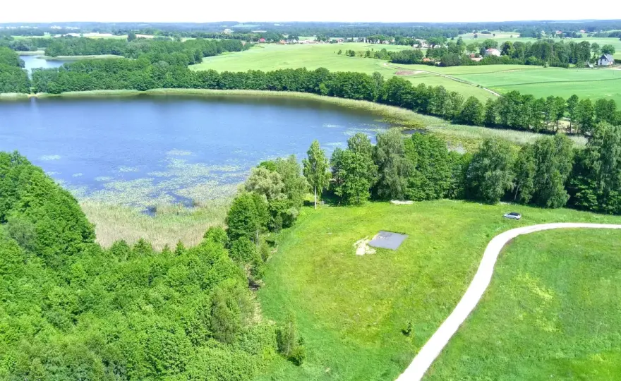 Działka nad jeziorem z linią brzegową Warmińsko-Mazurskie - idealne miejsce na relaks