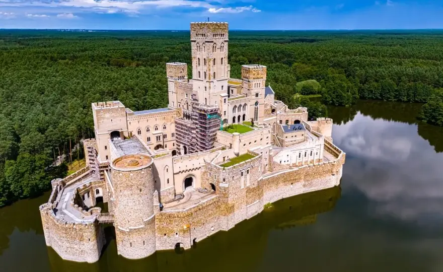 Nowy zamek w Polsce: kontrowersje, historia i architektura Stobnicy