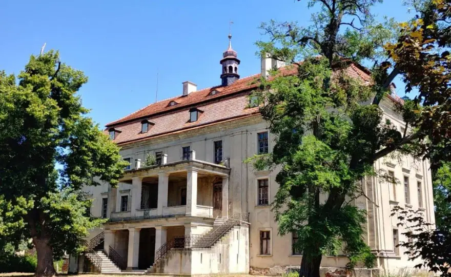 Pałac w Sokolnikach: Fascynująca historia i architektura czekają