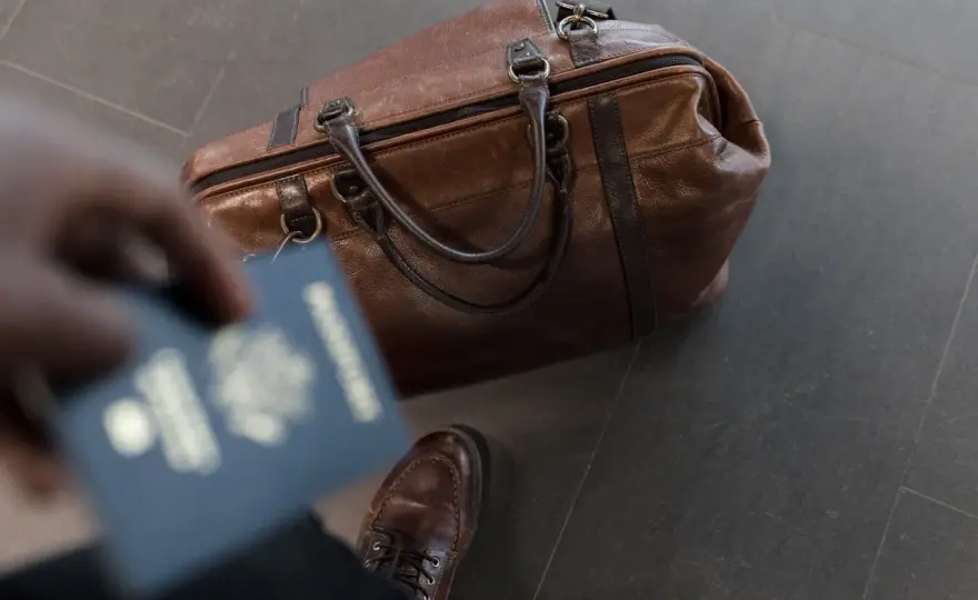 Czy można przewozić pamiątki w bagażu podręcznym? Oto ważne zasady
