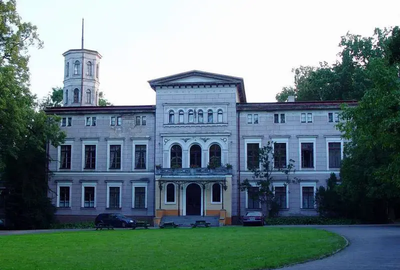 Pałac w Sypniewie: historia, architektura i wydarzenia, które zaskakują