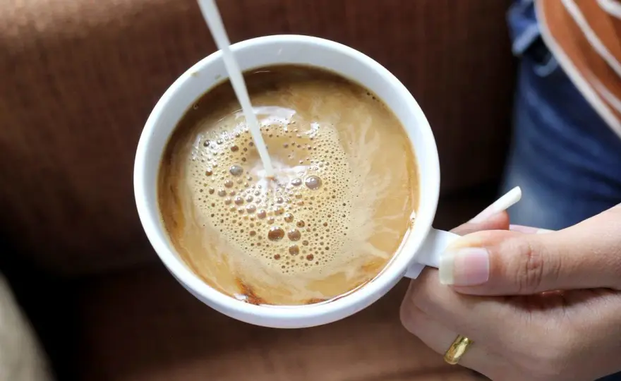 Kawa z mlekiem po francusku: odkryj sekrety idealnego café au lait