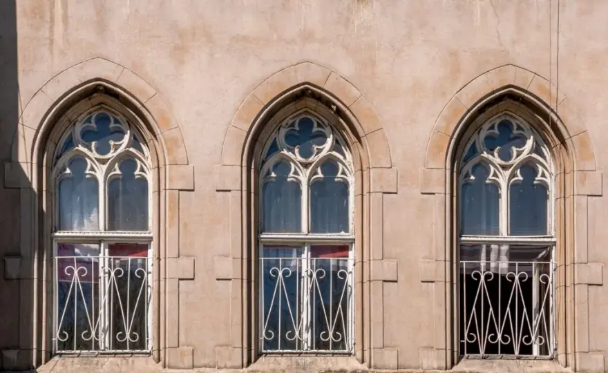 Pałac w Jędrzejowie: fascynująca historia i architektura czekają na Ciebie
