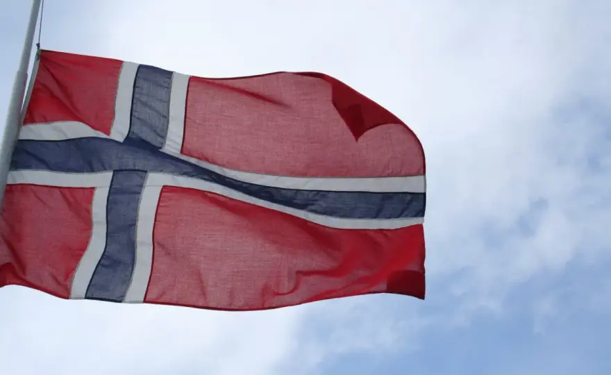Jak wygląda flaga Norwegii? Odkryj jej kolory i znaczenie