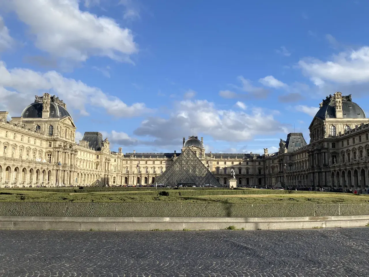 Co można zobaczyć w Luwrze? Najważniejsze dzieła i atrakcje