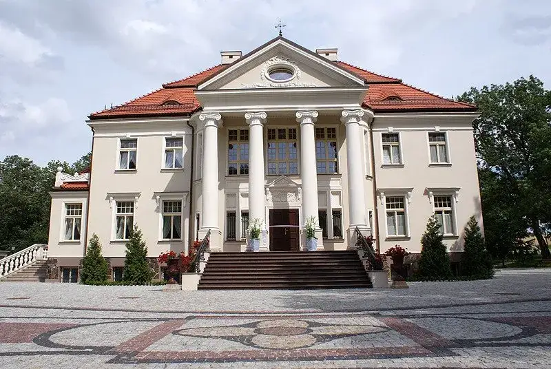 Zdjęcie Pałac w Tłokini: historia, architektura i nowoczesne usługi hotelowe